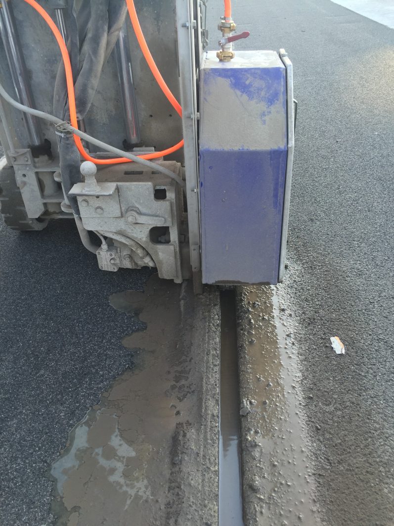 Schienenbett fräsen Einfräsen eines Schienenbettes in Asphalt