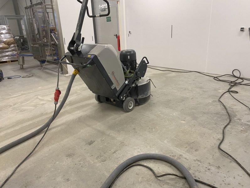 Kleberreste entfernen Schleifgerät im Einsatz um Kleberreste zu entfernen