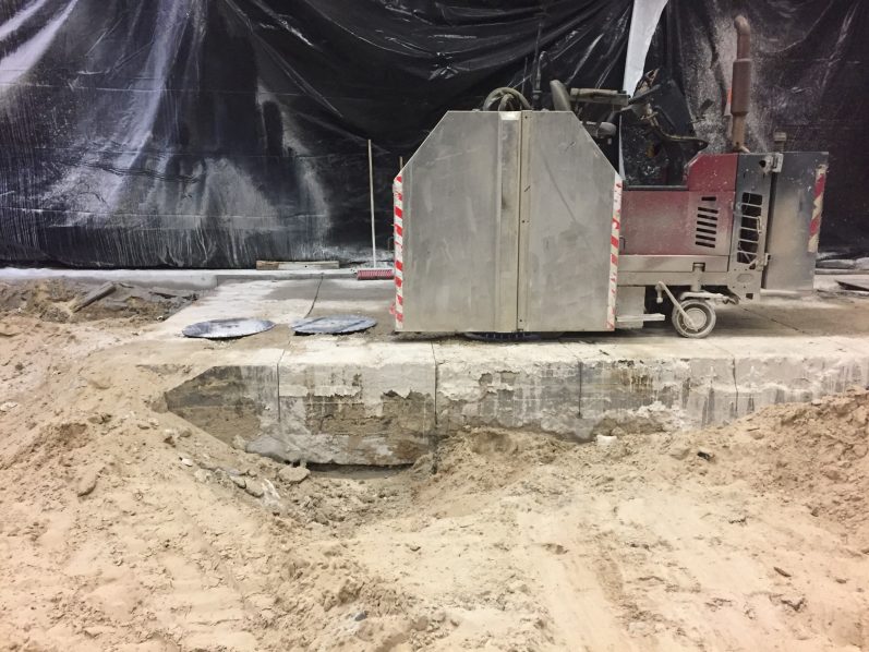 Schnitttiefe Rellok RSF620 Fugenschneider auf Beton Sohle zum Ausbau