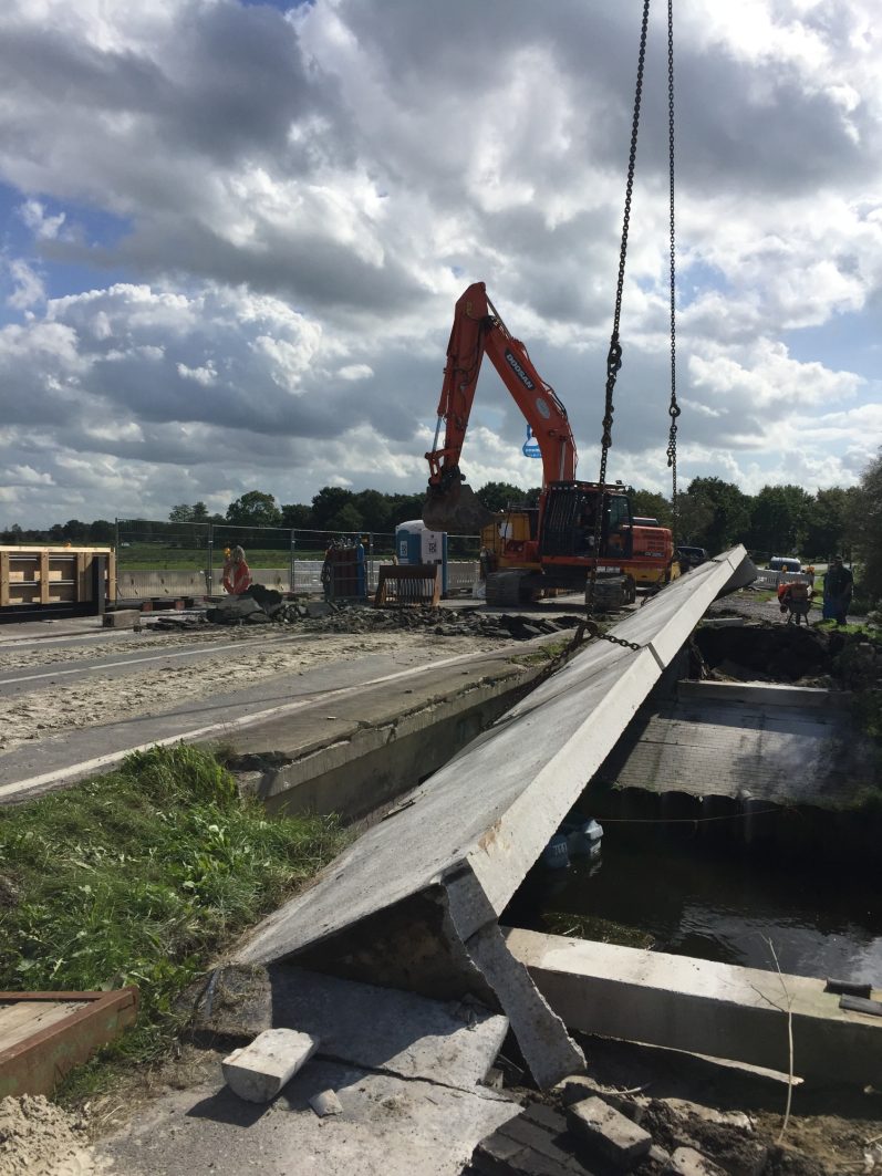 Ausbau eines gesägten Teils eines Brücke