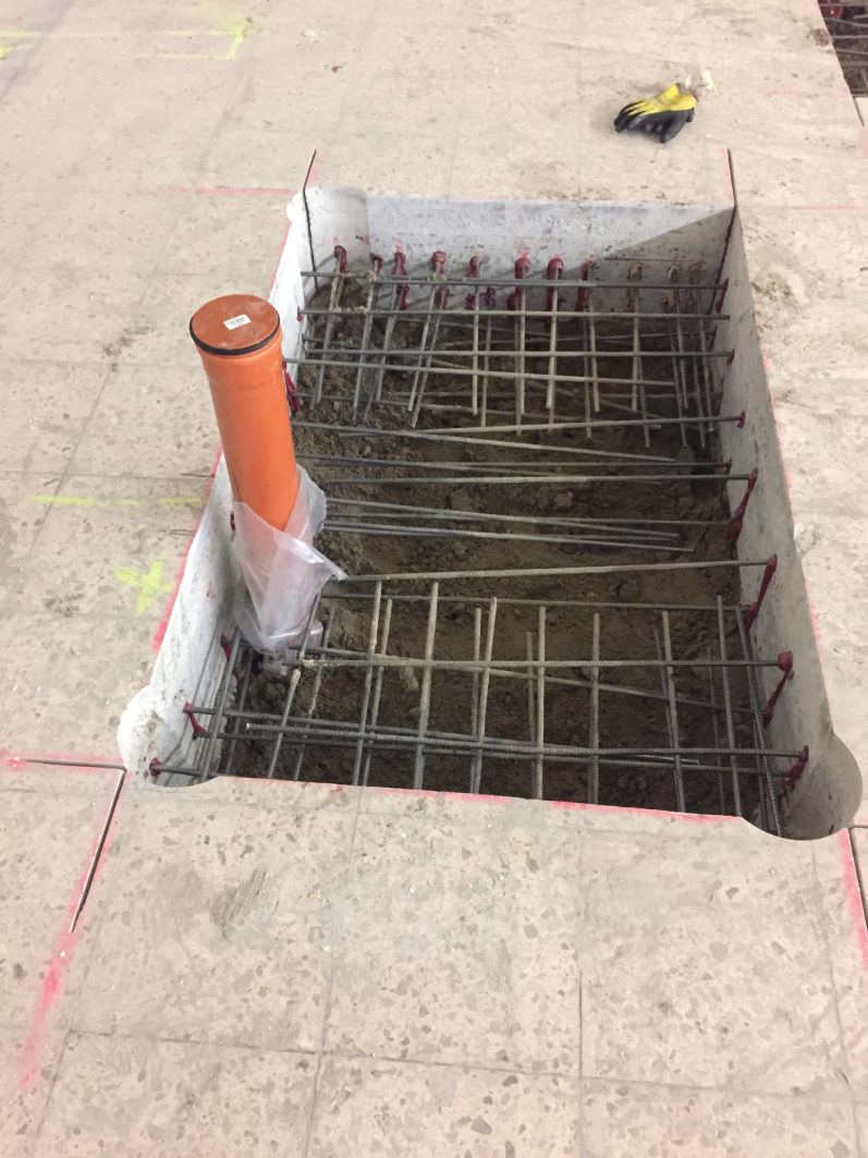 Aussparung mit Bewehrungseisen Aussparung, welche wieder verschlossen wird. Anschlussbewehrung eingeklebt