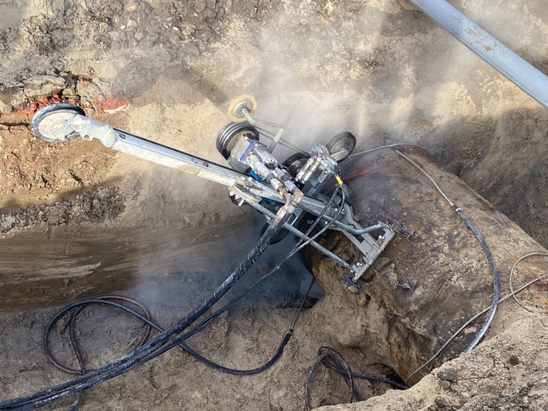 Seilsäge durchtrennt Betonrohr Seilsäge im Einsatz zum Durchtrennen/Kappen eines Schachtes/Rohres aus Beton