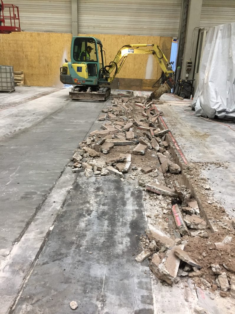 Ausstemmen von Schlitzen in Beton Ausstemmen von Schlitzen in Betonsohle