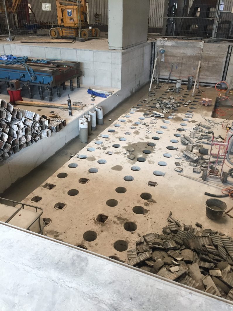 Ausbohren von Hülsen Hülsen wurden mittels Kernbohrungen über bohrt und Ausgebaut