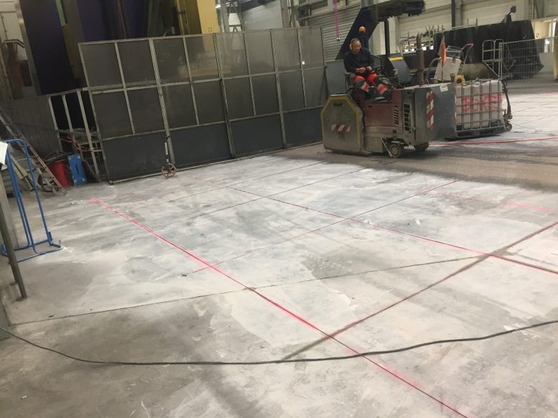 Rellok RSF 620 zerlegt Betonsohle zerlegen einer Hallensohle erschütterungsfreier Rückbau einer Betonsohle