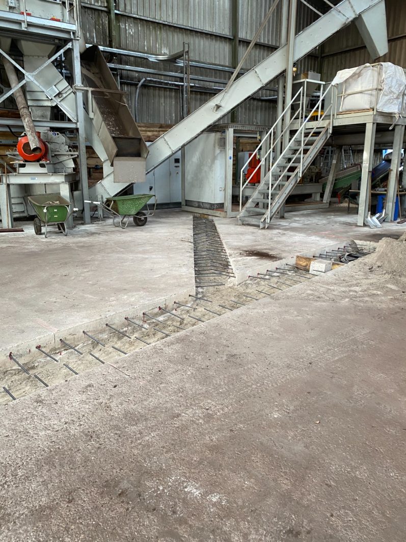 Bewehrungsanker nachträglich eingeklebt Schlitz welcher wieder verschlossen werden soll, mit eingeklebter Anschlussbewehrung