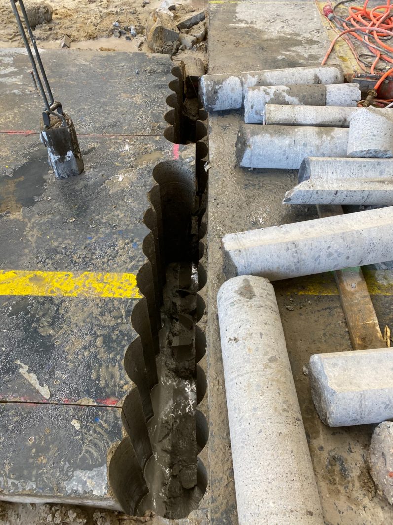 Bohrkerne neben Bohrungen Kernbohrungen zum Abbohren eines Betonbauteils mit großer Stärke